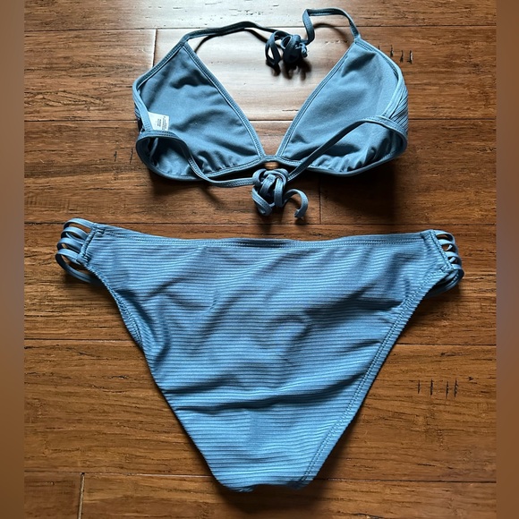 Blue bikini - Picture 2 of 4